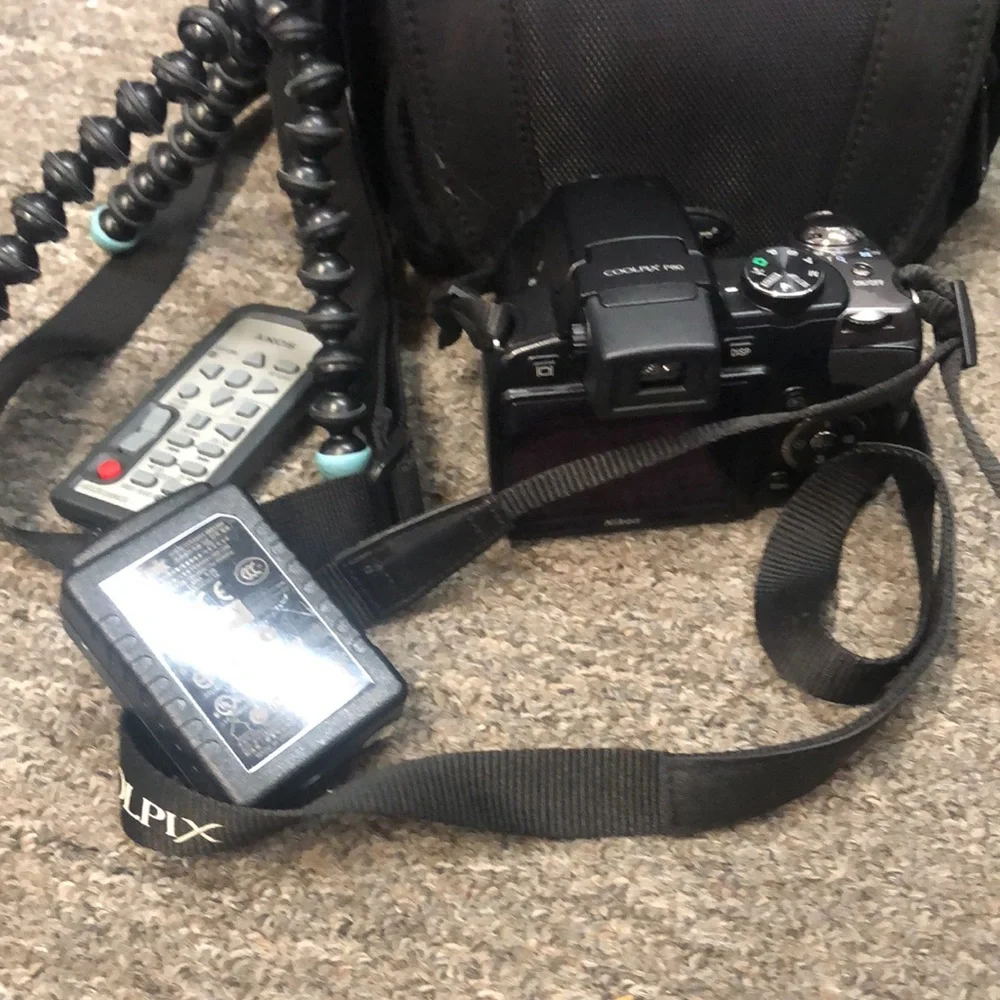 Nikon Coolpix P80 Digital Camera w case and tripod - Picture 5 of 5